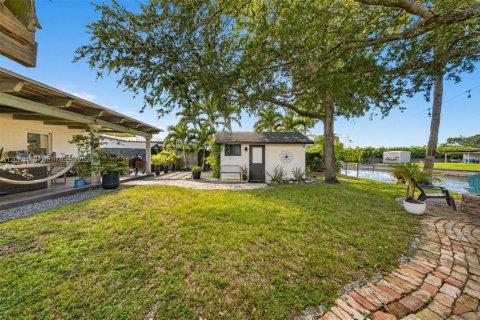 House in Miami, Florida 5 bedrooms, 177.35 sq.m. № 2401377 - photo 27