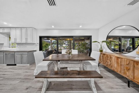 House in Miami, Florida 5 bedrooms, 177.35 sq.m. № 2401377 - photo 8