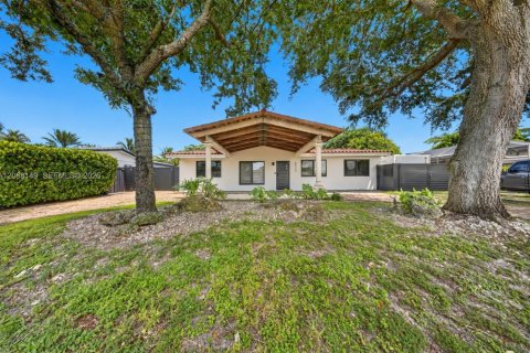House in Miami, Florida 5 bedrooms, 177.35 sq.m. № 2401377 - photo 3