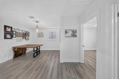 House in Miami, Florida 5 bedrooms, 177.35 sq.m. № 2401377 - photo 14