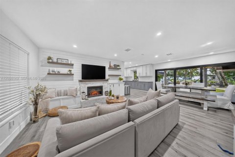 House in Miami, Florida 5 bedrooms, 177.35 sq.m. № 2401377 - photo 12