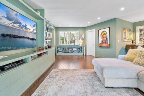 House in Miami, Florida 4 bedrooms, 253.53 sq.m. № 2046761 - photo 12