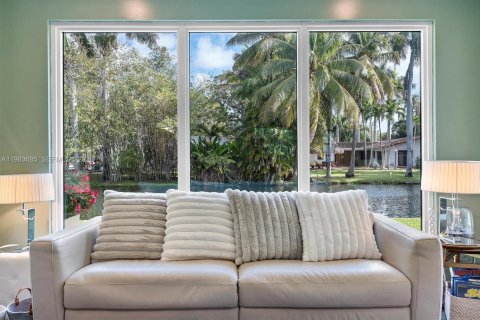 House in Miami, Florida 4 bedrooms, 253.53 sq.m. № 2046761 - photo 20