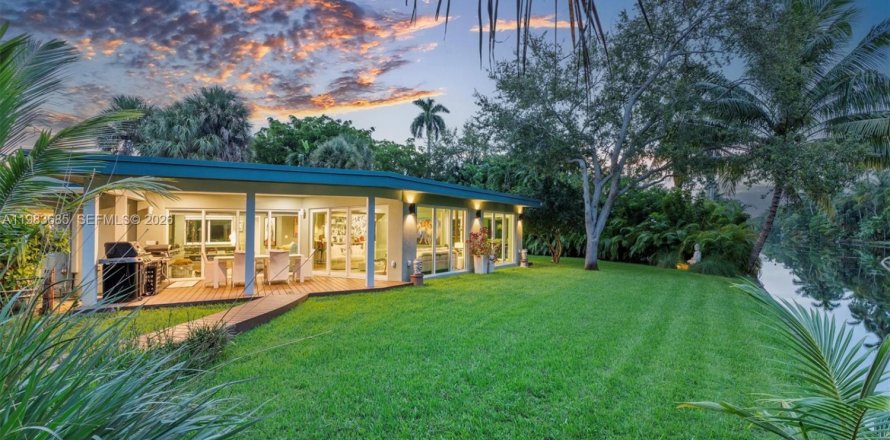 House in Miami, Florida 4 bedrooms, 253.53 sq.m. № 2046761