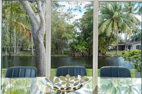 House in Miami, Florida 4 bedrooms, 253.53 sq.m. № 2046761 - photo 25