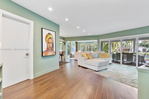 House in Miami, Florida 4 bedrooms, 253.53 sq.m. № 2046761 - photo 10