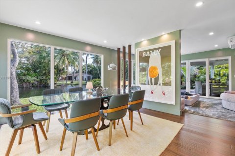 House in Miami, Florida 4 bedrooms, 253.53 sq.m. № 2046761 - photo 23