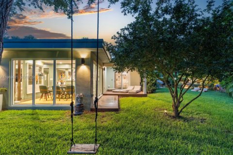 House in Miami, Florida 4 bedrooms, 253.53 sq.m. № 2046761 - photo 4