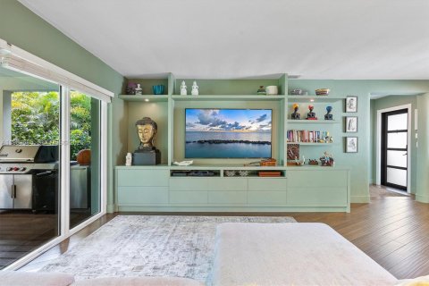 House in Miami, Florida 4 bedrooms, 253.53 sq.m. № 2046761 - photo 13