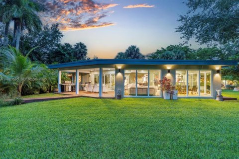 House in Miami, Florida 4 bedrooms, 253.53 sq.m. № 2046761 - photo 2