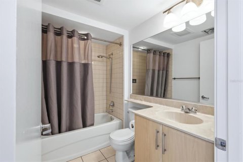 Copropriété à vendre à Sarasota, Floride: 2 chambres, 134.99 m2 № 2406257 - photo 14