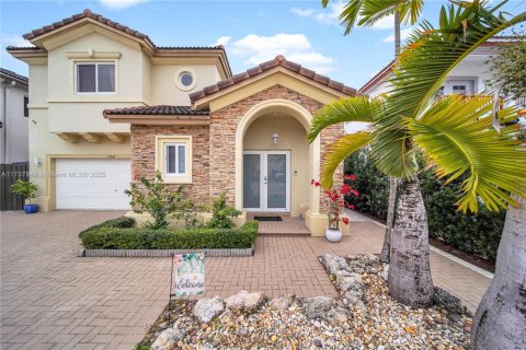 House in Miami, Florida 3 bedrooms, 179.3 sq.m. № 1730240 - photo 1