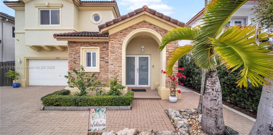 House in Miami, Florida 3 bedrooms, 179.3 sq.m. № 1730240