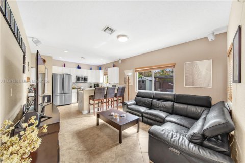 House in Miami, Florida 3 bedrooms, 179.3 sq.m. № 1730240 - photo 9