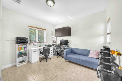 House in Miami, Florida 3 bedrooms, 179.3 sq.m. № 1730240 - photo 16