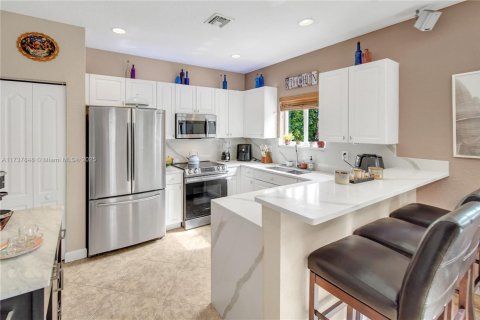 House in Miami, Florida 3 bedrooms, 179.3 sq.m. № 1730240 - photo 10