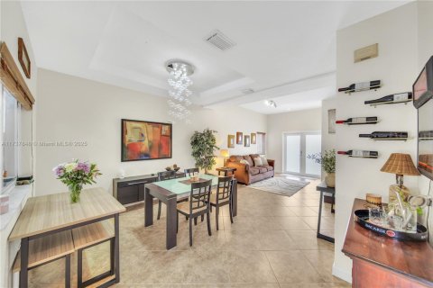 House in Miami, Florida 3 bedrooms, 179.3 sq.m. № 1730240 - photo 8