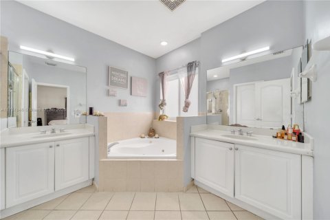 House in Miami, Florida 3 bedrooms, 179.3 sq.m. № 1730240 - photo 15