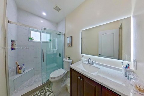 House in Miami, Florida 3 bedrooms, 179.3 sq.m. № 1730240 - photo 18
