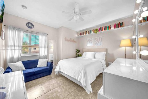 House in Miami, Florida 3 bedrooms, 179.3 sq.m. № 1730240 - photo 17