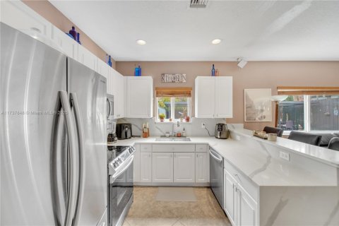 House in Miami, Florida 3 bedrooms, 179.3 sq.m. № 1730240 - photo 11