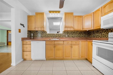 House in Saint Petersburg, Florida 3 bedrooms, 183.2 sq.m. № 1902177 - photo 13