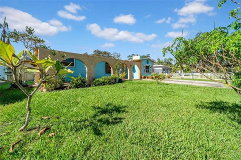 House in Saint Petersburg, Florida 3 bedrooms, 183.2 sq.m. № 1902177 - photo 1