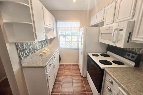 Condo in New Port Richey, Florida, 2 bedrooms  № 1895080 - photo 12