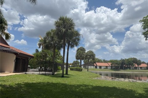 Townhouse in Tamarac, Florida 3 bedrooms, 143.35 sq.m. № 2068271 - photo 20