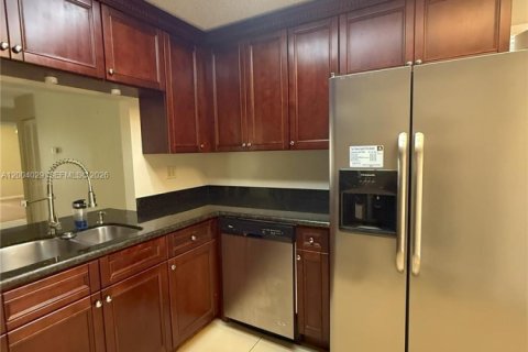 Townhouse in Tamarac, Florida 3 bedrooms, 143.35 sq.m. № 2068271 - photo 16