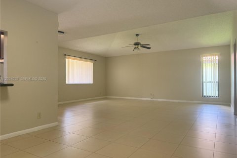 Townhouse in Tamarac, Florida 3 bedrooms, 143.35 sq.m. № 2068271 - photo 4