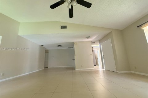 Townhouse in Tamarac, Florida 3 bedrooms, 143.35 sq.m. № 2068271 - photo 5