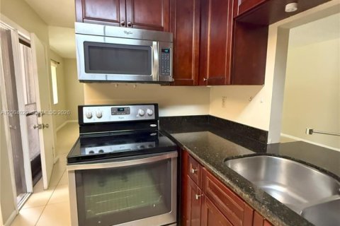 Townhouse in Tamarac, Florida 3 bedrooms, 143.35 sq.m. № 2068271 - photo 17