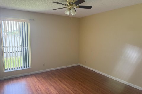Townhouse in Tamarac, Florida 3 bedrooms, 143.35 sq.m. № 2068271 - photo 10