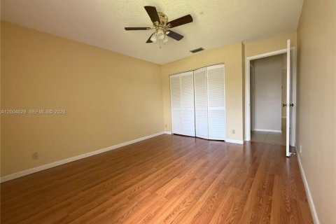 Townhouse in Tamarac, Florida 3 bedrooms, 143.35 sq.m. № 2068271 - photo 11