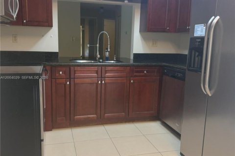 Townhouse in Tamarac, Florida 3 bedrooms, 143.35 sq.m. № 2068271 - photo 15