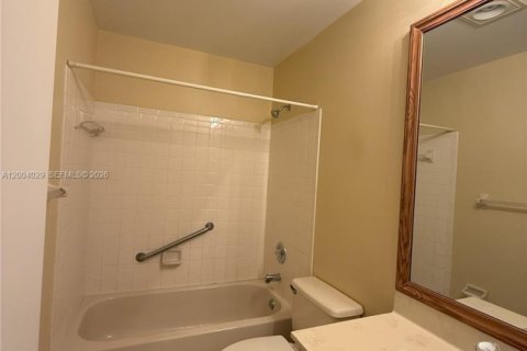 Townhouse in Tamarac, Florida 3 bedrooms, 143.35 sq.m. № 2068271 - photo 12