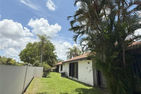 Townhouse in Tamarac, Florida 3 bedrooms, 143.35 sq.m. № 2068271 - photo 13