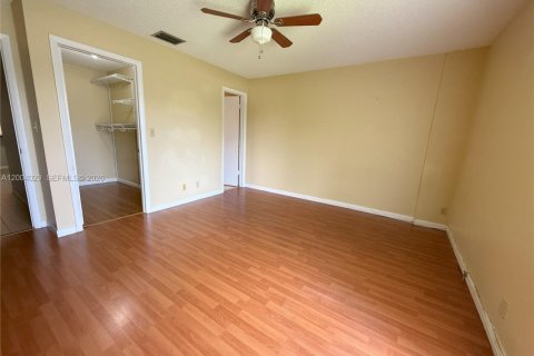 Townhouse in Tamarac, Florida 3 bedrooms, 143.35 sq.m. № 2068271 - photo 8