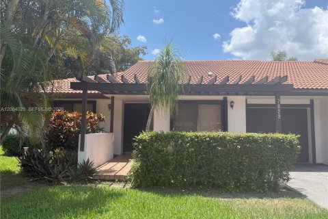 Townhouse in Tamarac, Florida 3 bedrooms, 143.35 sq.m. № 2068271