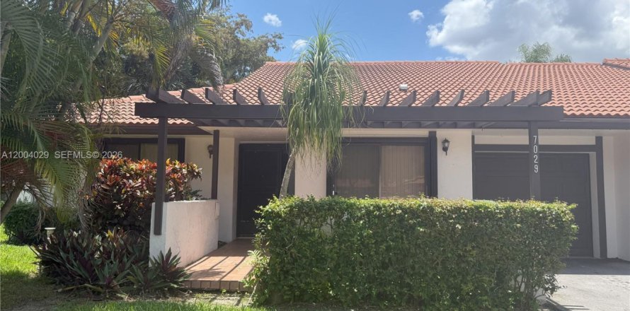 Townhouse in Tamarac, Florida 3 bedrooms, 143.35 sq.m. № 2068271