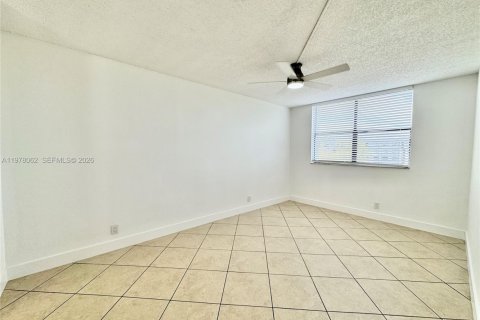 Condo in Coral Springs, Florida, 1 bedroom  № 2042025 - photo 13