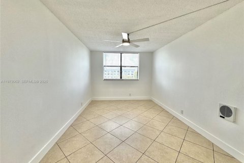 Condo in Coral Springs, Florida, 1 bedroom  № 2042025 - photo 22