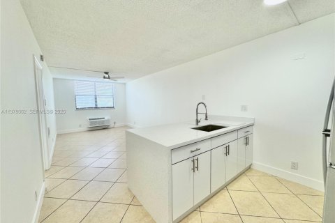 Condo in Coral Springs, Florida, 1 bedroom  № 2042025 - photo 3