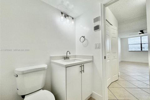 Condo in Coral Springs, Florida, 1 bedroom  № 2042025 - photo 20