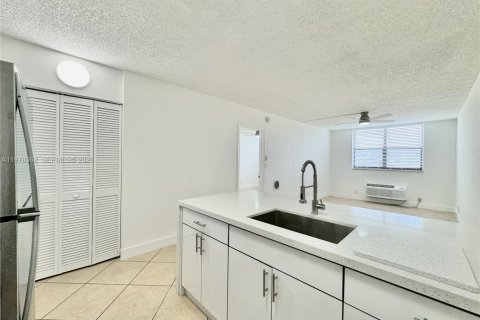 Condo in Coral Springs, Florida, 1 bedroom  № 2042025 - photo 4