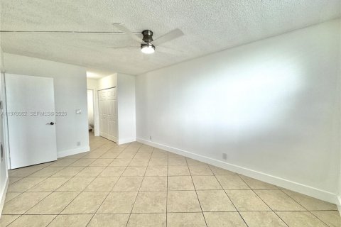 Condo in Coral Springs, Florida, 1 bedroom  № 2042025 - photo 14