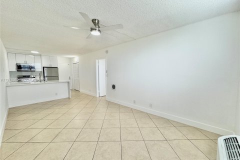 Condo in Coral Springs, Florida, 1 bedroom  № 2042025 - photo 11