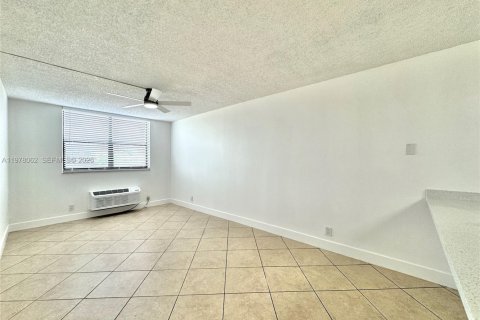 Condo in Coral Springs, Florida, 1 bedroom  № 2042025 - photo 9