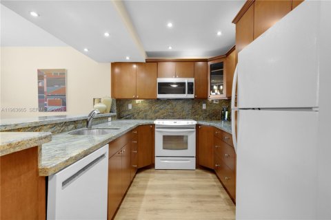 Купить кондоминиум в Халландейл-Бич, Флорида 2 спальни, 130.06м2, № 2025212 - фото 10